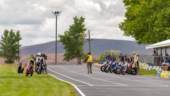 The grid seen from down the track before the start (photo 2 of 77)