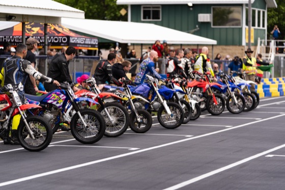Riders sprinting to their bikes at the Le Mans start (photo 4 of 77)