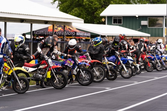 Riders climbing onto their bikes at the Le Mans start (photo 9 of 77)