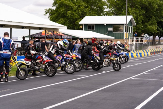 Riders starting their bikes on the grid (photo 10 of 77)