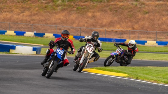 The #711 in a group of three riders through a corner (photo 17 of 77)