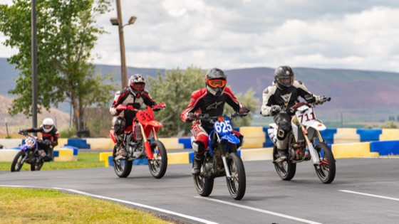 The #711 at the back of a group of riders (photo 19 of 77)