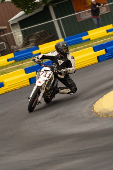 The #711 through a tight corner along the barriers (photo 21 of 77)
