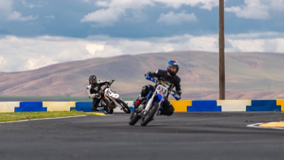 The #711 chasing a blue bike through a corner (photo 26 of 77)
