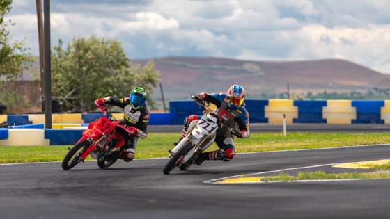 The #711 chasing a red bike through a corner (photo 30 of 77)
