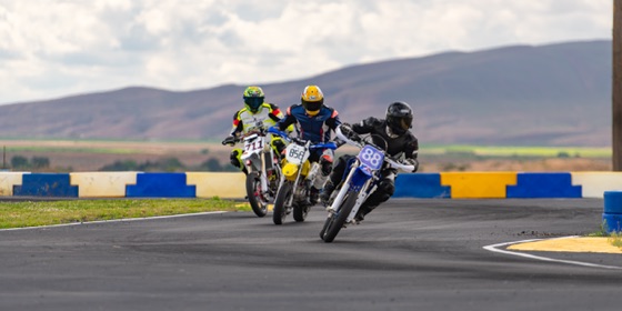 The #711 in a group of three riders through a corner (photo 35 of 77)