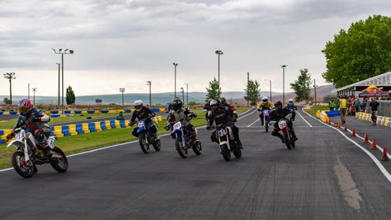 The pack heading down the straight after the restart (photo 44 of 77)