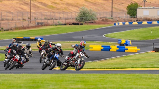 The pack strung out through the corners after the restart (photo 48 of 77)