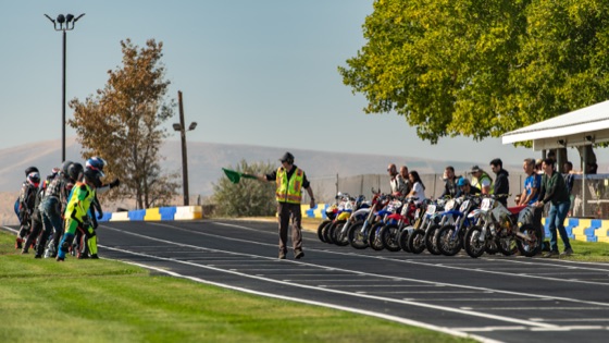 Riders running to their bikes at the Le Mans start (photo 4 of 117)