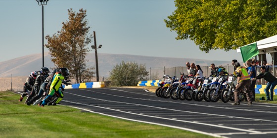 The field scrambling onto their bikes at the Le Mans start (photo 5 of 117)
