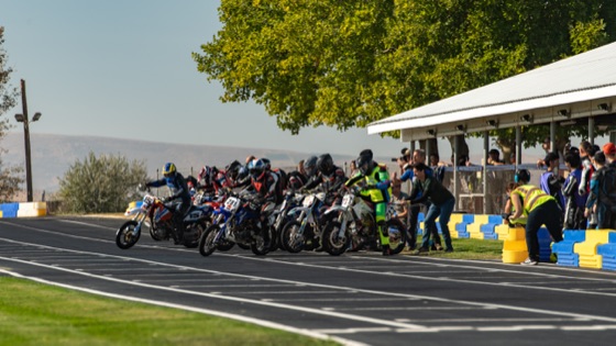 The pack leaving the line at the start of the 24-hour (photo 9 of 117)