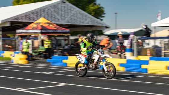 The #711 passing the pit canopy early in the race (photo 11 of 117)