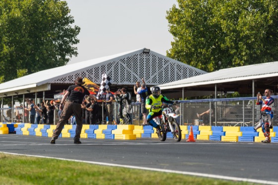 The #711 approaching the checkered flag in front of the crowd (photo 115 of 117)