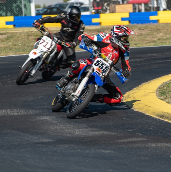 The #711 battling a red and blue bike through a corner (photo 14 of 117)