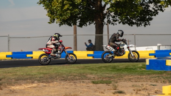 The #711 chasing another rider along the barriers (photo 15 of 117)