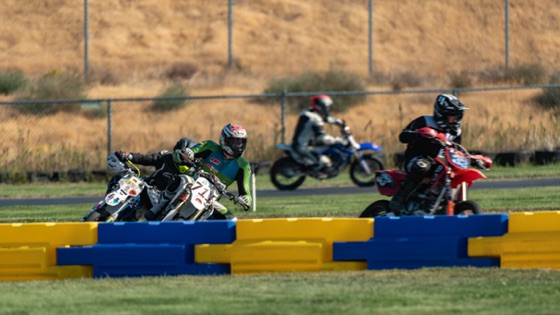 The #711 in a pack of riders along the barriers (photo 21 of 117)