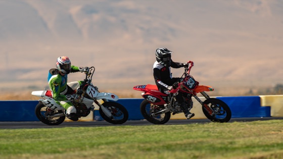 John Gessner on the #711 dicing with a red bike (photo 22 of 117)