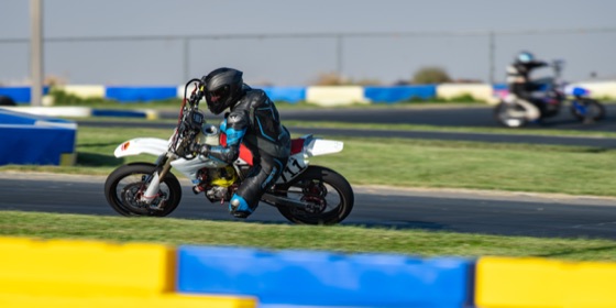 Hannah Johnson leaning the #711 into a corner (photo 35 of 117)