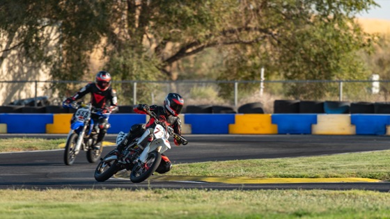 The #711 ahead of a blue bike past the tire wall (photo 47 of 117)
