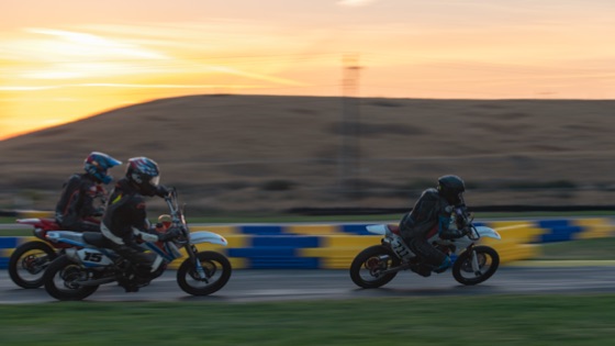 Hannah Johnson on the #711 pulling away from two riders at sunrise (photo 92 of 117)