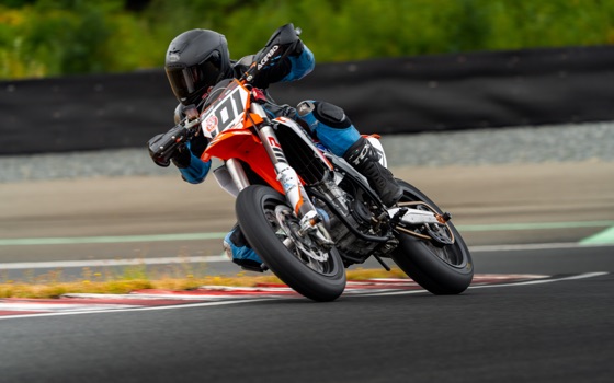 Hannah Johnson riding the #101 Spiva Racing KTM 450 SMR at Vancouver Island Motorsport Circuit (photo 12 of 61)