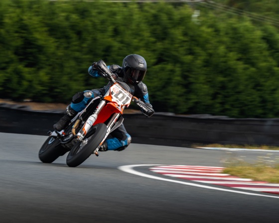 Hannah Johnson riding the #101 Spiva Racing KTM 450 SMR at Vancouver Island Motorsport Circuit (photo 41 of 61)