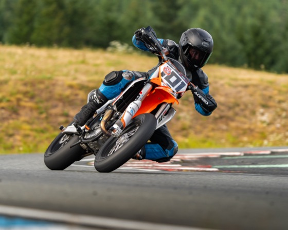 Hannah Johnson riding the #101 Spiva Racing KTM 450 SMR at Vancouver Island Motorsport Circuit (photo 43 of 61)