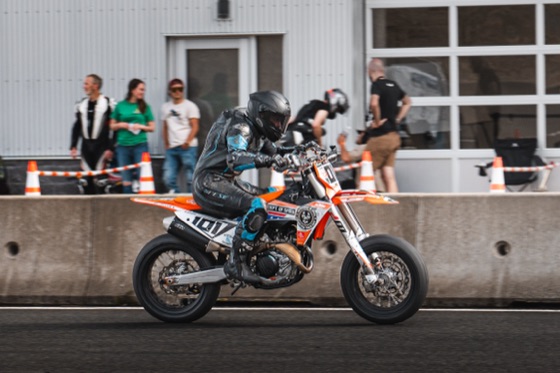 Hannah Johnson riding the #101 Spiva Racing KTM 450 SMR at Vancouver Island Motorsport Circuit (photo 47 of 61)