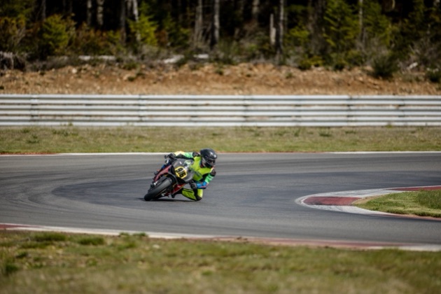 Jonathan Spiva racing the #916 Ducati Panigale R at The Ridge