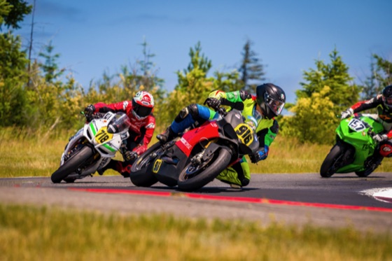 Jonathan Spiva (#916) leading Brandon Wanlass and Darrell Gore through a corner at The Ridge