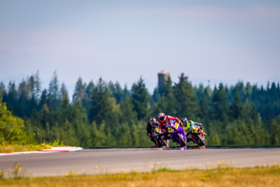 Jonathan Spiva (#916) in a three-rider battle at The Ridge