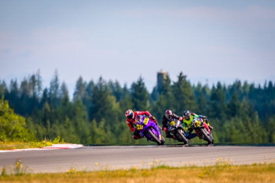 Jonathan Spiva (#916) chasing Eric Lin (#997) through a corner at The Ridge