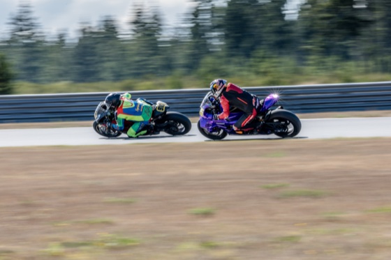 Jonathan Spiva (#916) passing Eric Lin (#997), both leaned over, at The Ridge Motorsports Park
