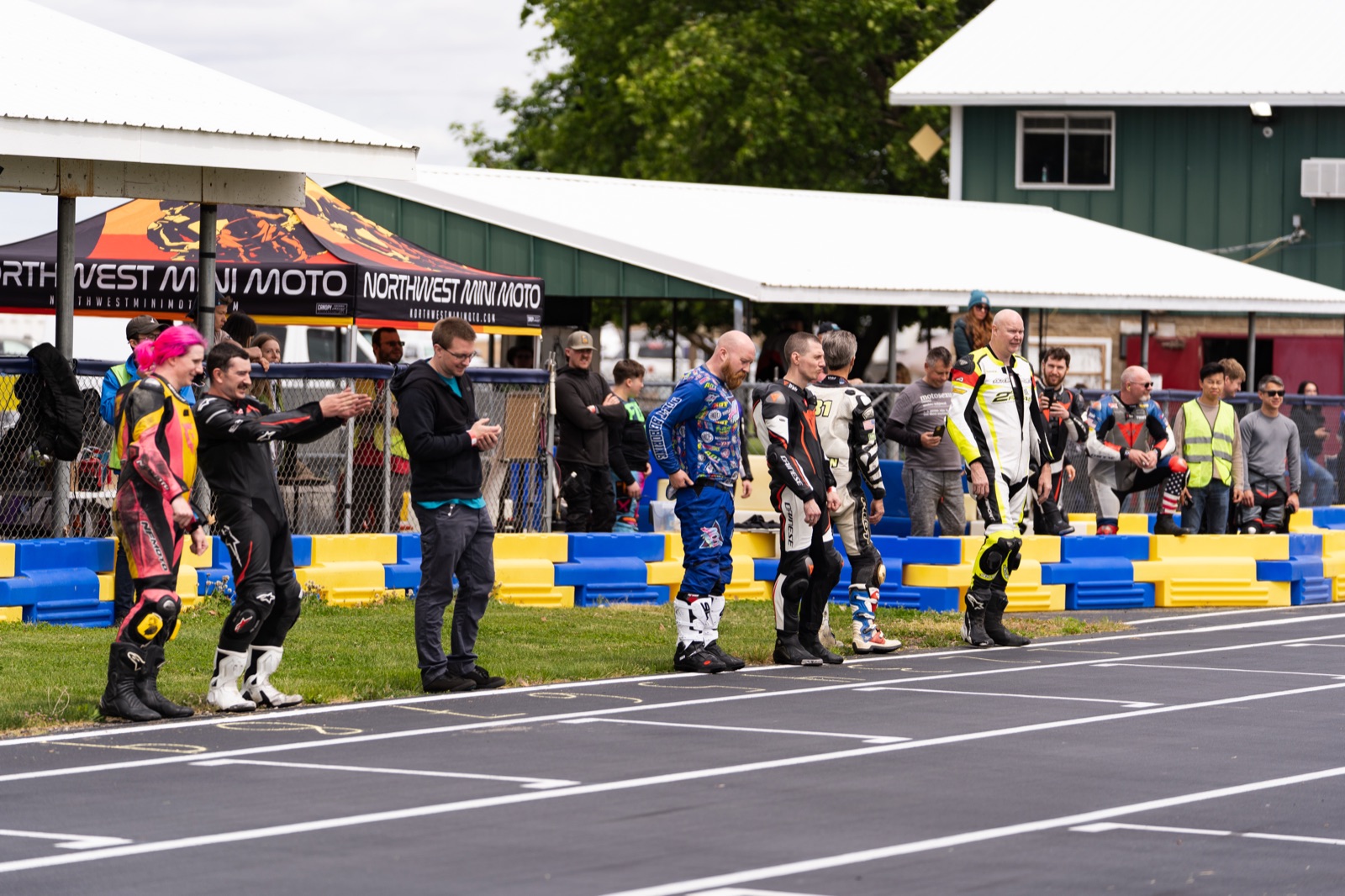 Riders waiting beside the track before the Le Mans start (photo 1 of 77)