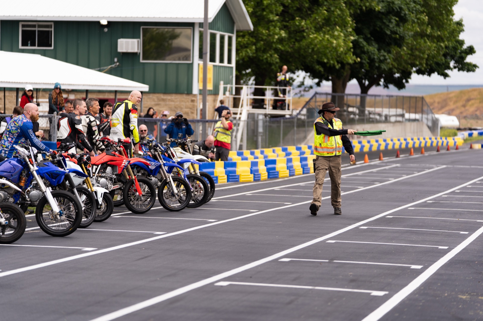 The bikes lined up on the grid with the flagger walking the line (photo 3 of 77)