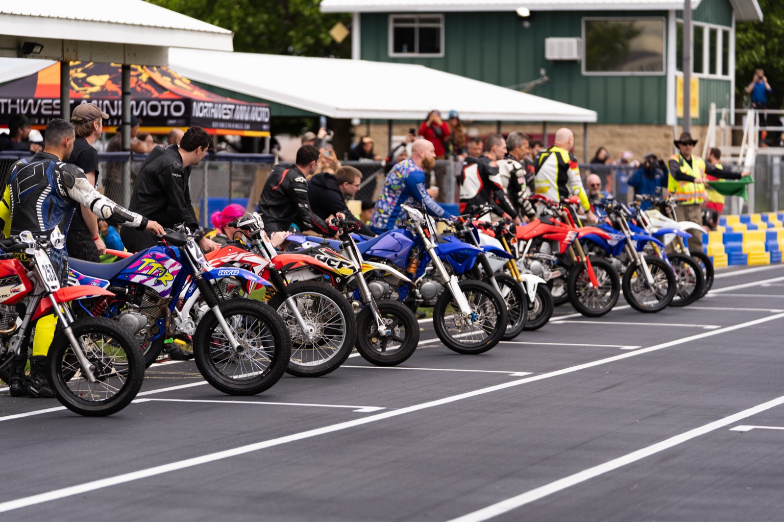 Riders sprinting to their bikes at the Le Mans start (photo 4 of 77)