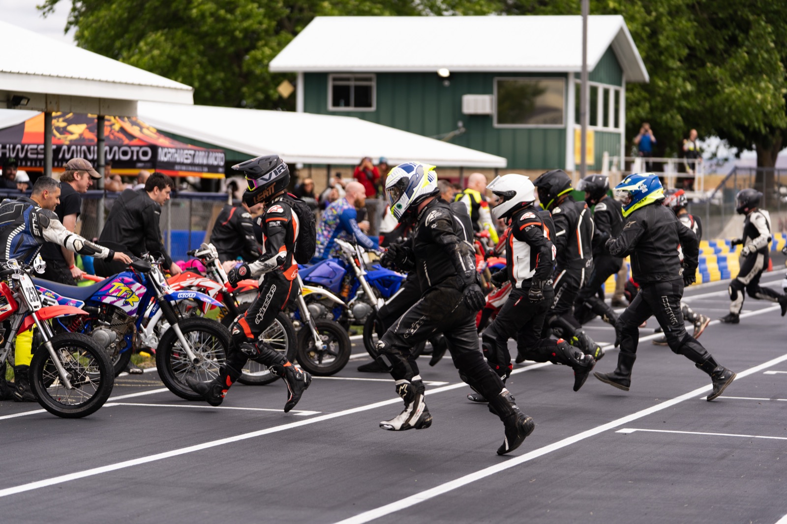 The field running to the bikes at the Le Mans start (photo 7 of 77)
