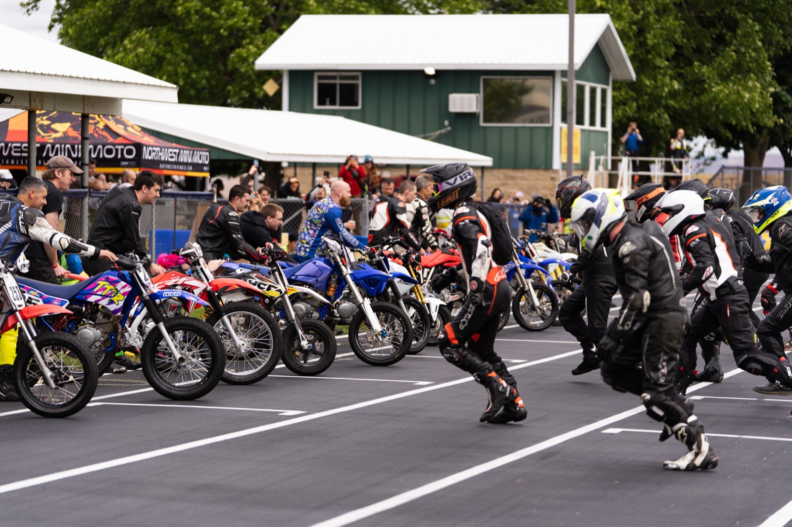 Riders reaching their bikes at the Le Mans start (photo 8 of 77)