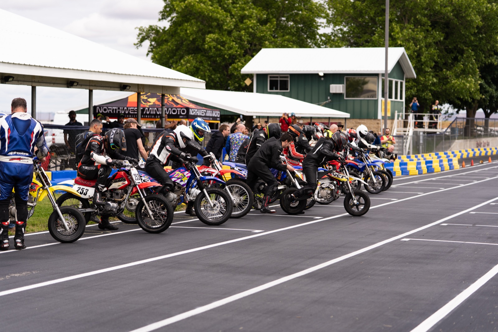 Riders starting their bikes on the grid (photo 10 of 77)