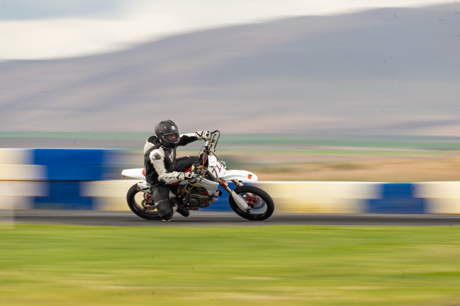 Panning shot of the #711 past the barriers (photo 22 of 77)