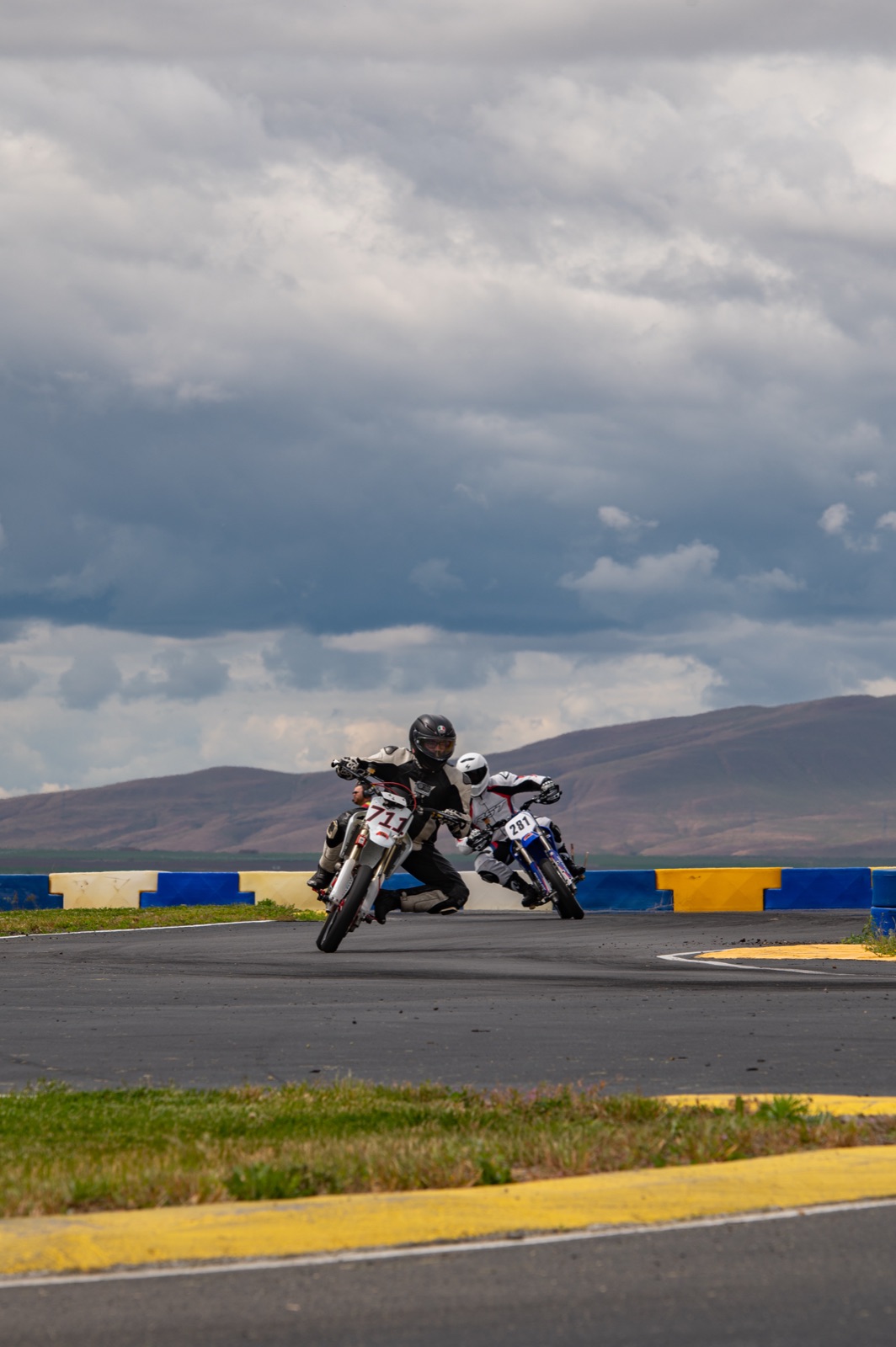 The #711 just ahead of the #281 through a corner (photo 24 of 77)