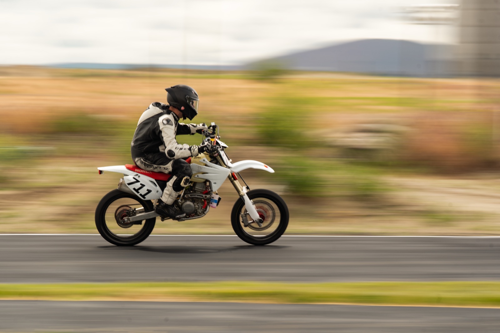 Panning shot of the #711 at speed (photo 25 of 77)