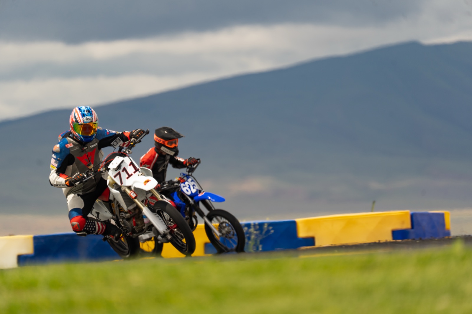 Matt Higgins on the #711 with another rider behind (photo 28 of 77)