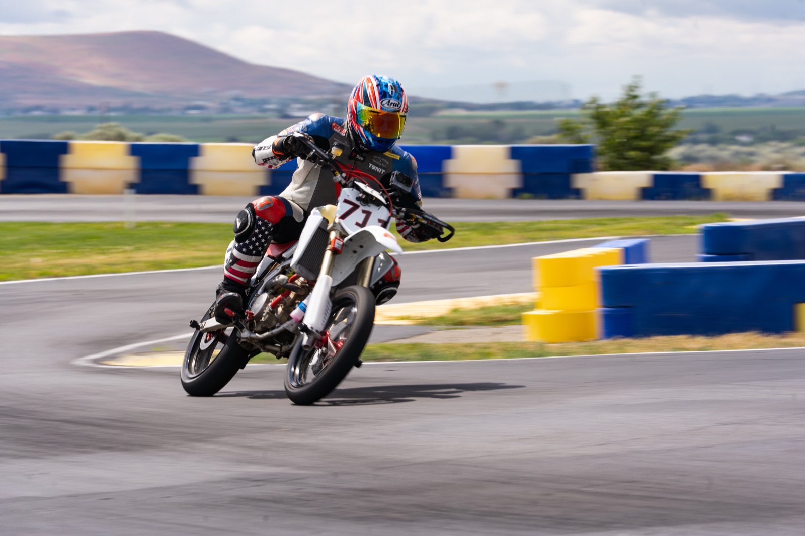 Matt Higgins leaning the #711 into a corner (photo 33 of 77)