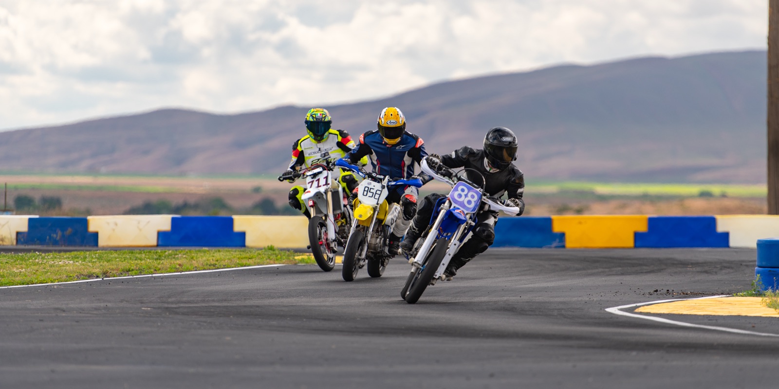 The #711 in a group of three riders through a corner (photo 35 of 77)