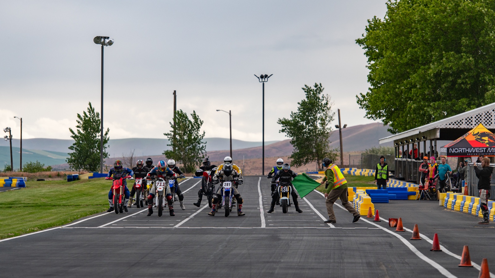 Riders accelerating off the restart grid (photo 42 of 77)