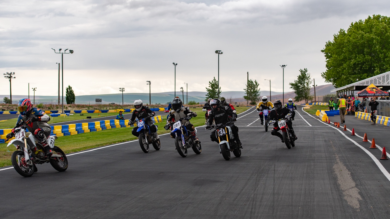 The pack heading down the straight after the restart (photo 44 of 77)