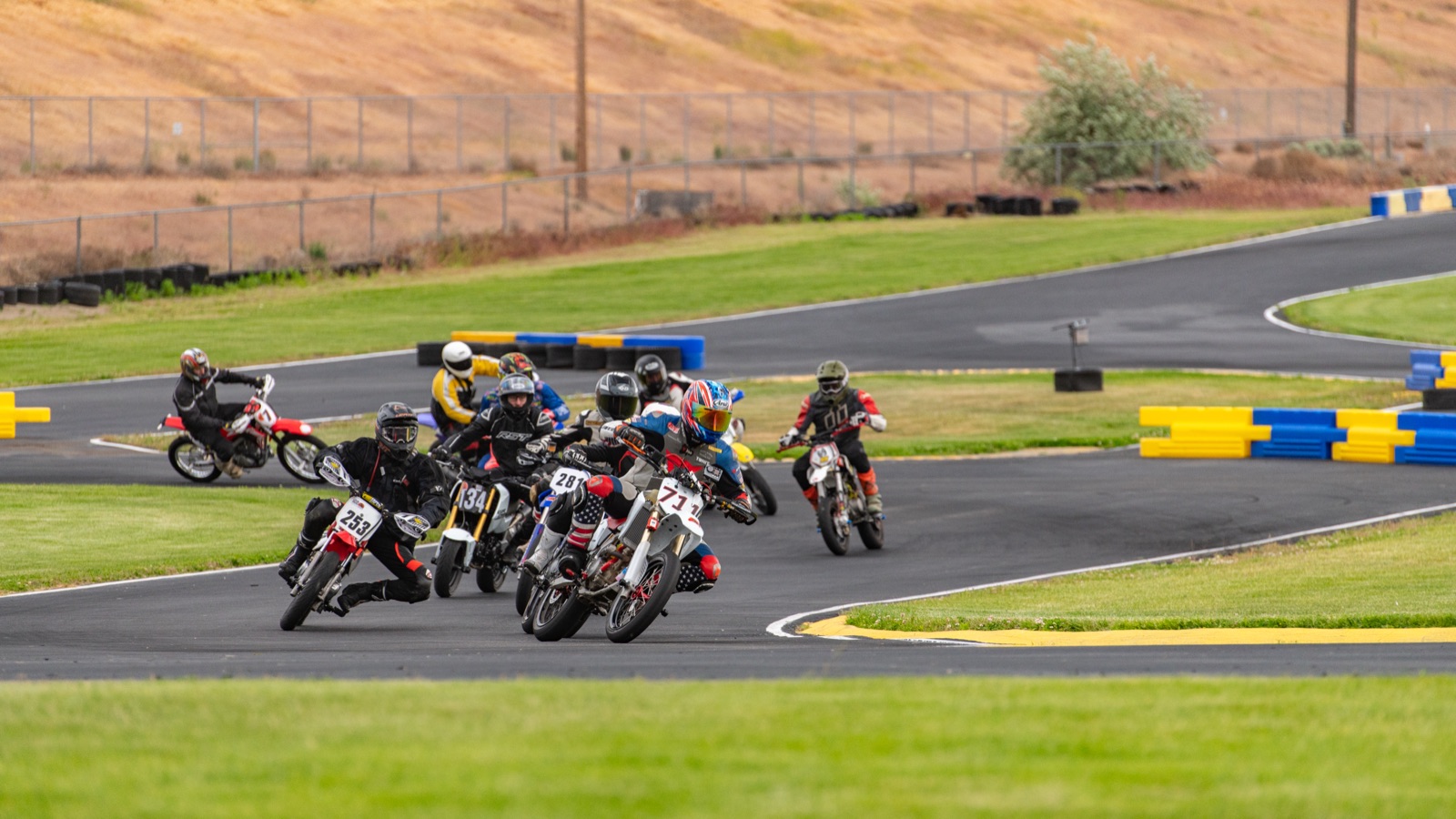 The pack through the first corner after the restart (photo 47 of 77)
