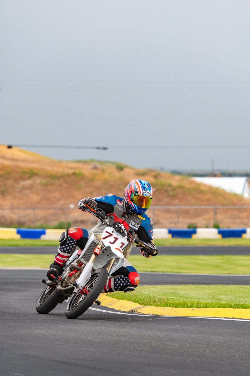 The #711 tipping into a corner (photo 52 of 77)