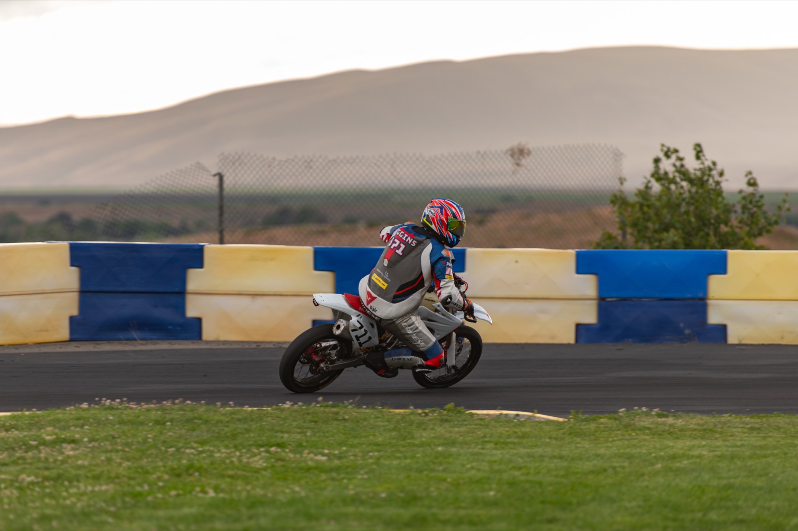 Matt Higgins on the #711 past the barriers (photo 54 of 77)